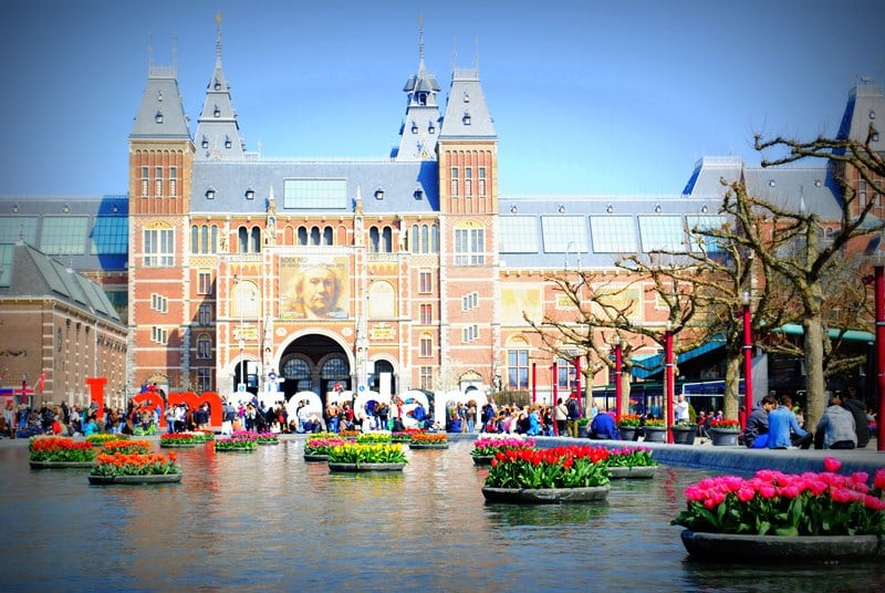 Praça dos Museus na primavera em Amsterdã